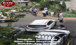 "Мажорка" в Києві переплутала педалі на джипі і заднім ходом знесла жінку і дитину. Відео