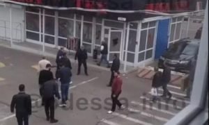 Кримінальна війна не вщухає: Вранці в Одесі два десятка осіб влаштували перестрілку на ринку, є поранені. Відео