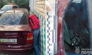 У Києві горе-грабіжник намагався вкрасти магнітолу, але застряг між стінкою і дверцятами автомобіля.