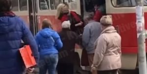 Де маска?: В Києві жінку ногами виштовхали з трамвая. Відео