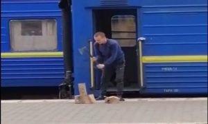 Провідник вагону «Укрзалізниці» який рубав дрова на пероні «підірвав» мережу. Відео