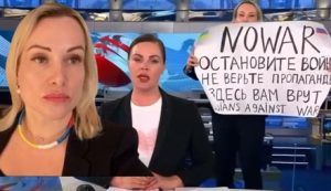 «Ні війні! Не вірте пропаганді!: В ефір росТВ «Першого каналу» прорвалася дівчина з плакатом «Ні війні»