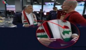 Прем'єр-міністр Угорщини потрапив у скандал! Орбан надів шарф, на якому зображена карта Угорщини з Закарпаттям