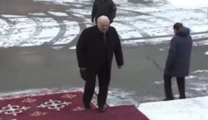 "Мерседеси слабкі, не заводяться. Я пішки прийшов": Лукашенко так пояснив запізнення на саміт ЄАЕС у Бішкеку. Відео