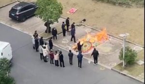 В Китаї родичі померлого від COVID-19 спалили тіло покійного прямо у дворі будинку