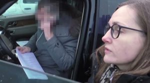 Депутат Артур Герасимов викинув вручені прокуроркою матеріали кримінальної справи з вікна машинии