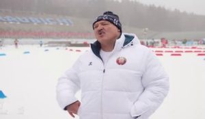 "Не люблю алкашів, але сьогодні 50 грамів можна випити": Лукашенко дозволив білорусам випити та закусити. Відео