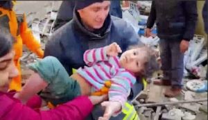 В Туреччині рятувальники врятували з-під завалів 4-річну річну дівчинку через 33 години після жахливого землетрусу