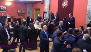 Бійка в парламенті Грузії! Депутати побилися через закон про статус іноагентів, такий же як у державі агресора РФ