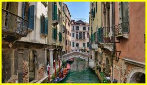 Venice introduces a fee for tourists