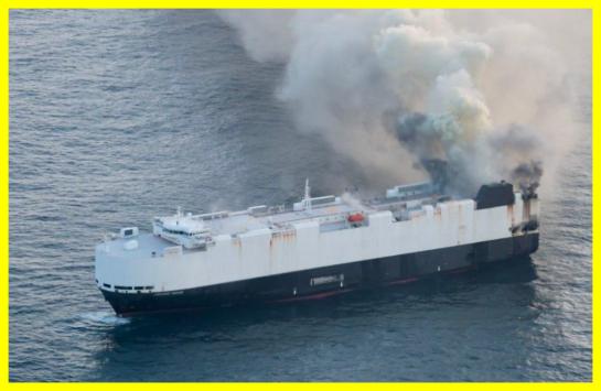 У Тихому океані горить судно із 3000 авто на борту